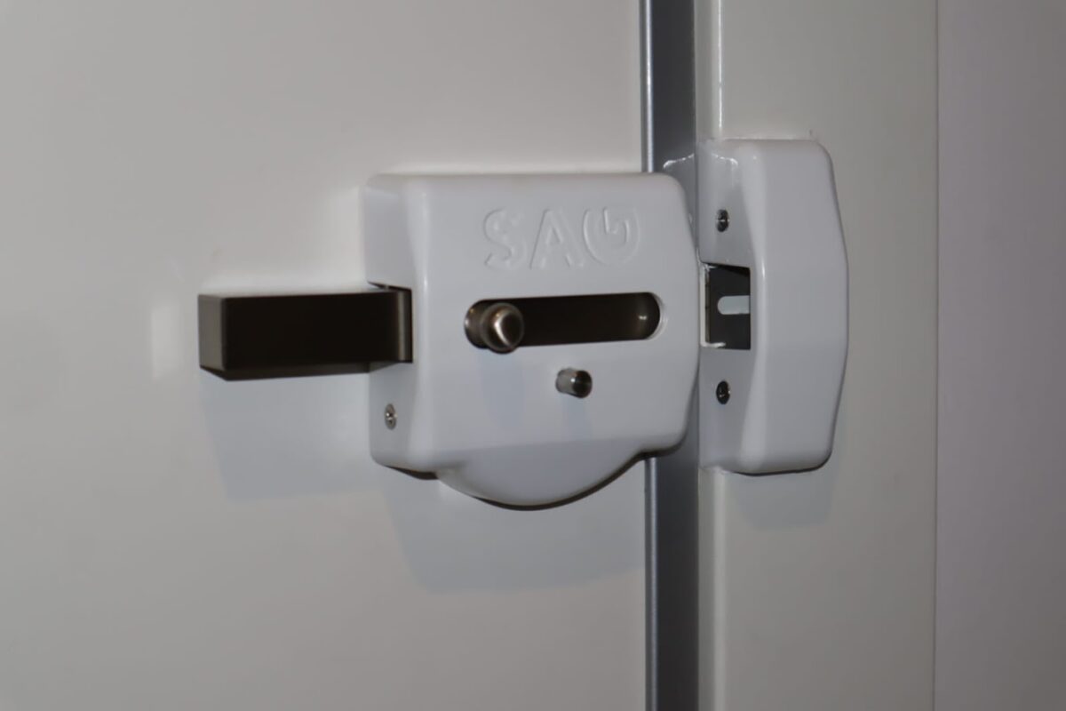 Refuerzo de seguridad con alarma sin cuotas mensuales instalado en puerta