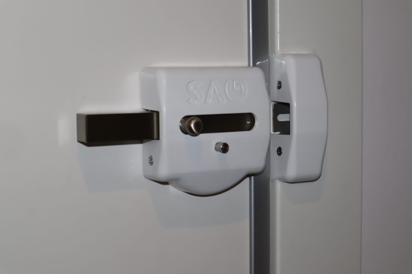 Refuerzo de seguridad con alarma sin cuotas mensuales instalado en puerta