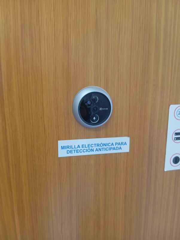 Mirilla electrónica con cámara digital instalada en puerta