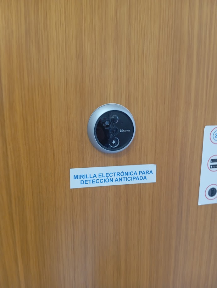 Mirilla electrónica con cámara digital instalada en puerta