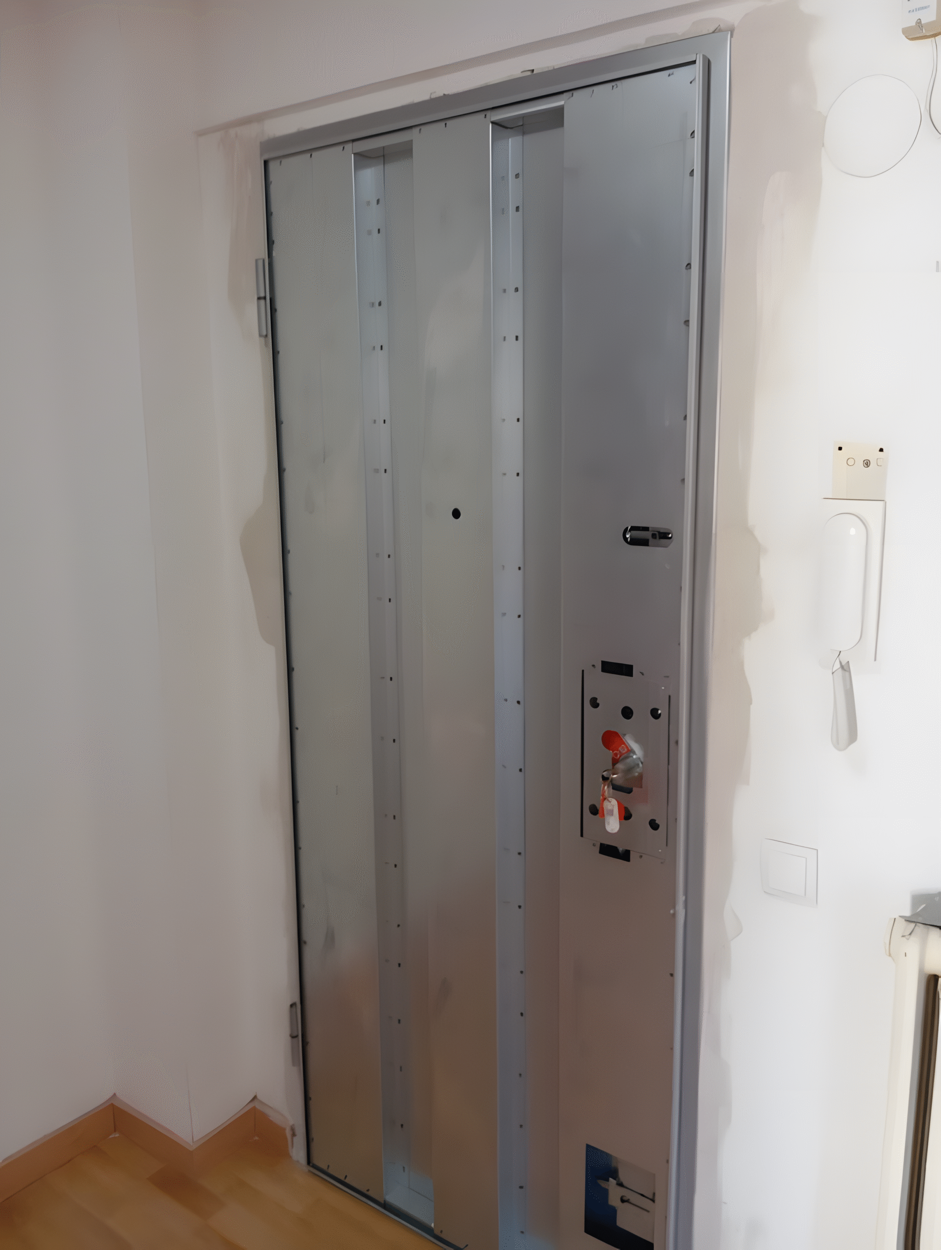 Puerta acorazada de seguridad instalada en vivienda